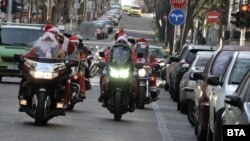 Колона мотоциклетисти, облечени като Дядо Коледа, раздават подаръци на деца в Бургас. 25 декември 2021 г.