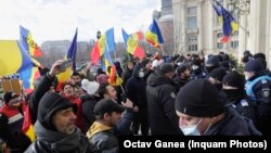 Palatul Parlamentului din București a fost luat cu asalt de protestarii împotriva certificatului verde la locul de muncă, chemați de AUR. Blocarea introducerii acestui certificat este apanajul tuturor politicienilor, care au dat dovadă de populism și fugă de responsabilitate. 