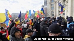 Protestatarii au fost opriți de jandarmi pentru a nu intra în Palatul Parlamentului.