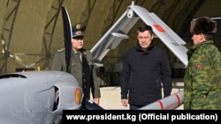 Президент Садыр Жапаров осматривает боевой беспилотник «Байрактар». Джалал-Абад, 18 декабря 2021 года.
