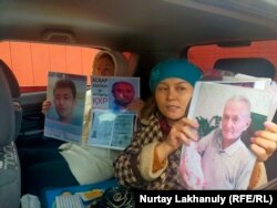 Люди, требующие воссоединения с родственниками в Синьцзяне, показывают портреты своих близких в салоне автомобиля. Алматы, 28 декабря 2021 года