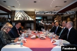 Milorad Dodik beszél Orbán Viktorhoz és Pósa Krisztiánhoz, utóbbi a boszniai magyar nagykövet. Kicsit hátrébb Szijjártó Péter külügyminiszter. Laktaši, 2021. november 6.