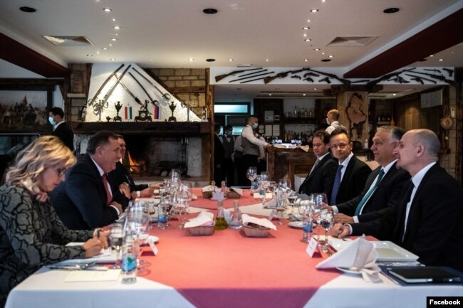 Milorad Dodik beszél Orbán Viktorhoz és Pósa Krisztiánhoz, utóbbi a boszniai magyar nagykövet. Kicsit hátrébb Szijjártó Péter külügyminiszter. Laktaši, 2021. november 6.