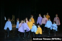 Copii din Programul Cantus Mundi, în timpul spectacolului „Pe drumul Crăciunului”.