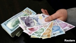 ارزش لیر ترکیه طی سال گذشته با افتی ۴۴ درصدی مواجه شد و ذخایر «خالص» ارزی کشور نیز به «هشت میلیارد دلار» سقوط کرده است.