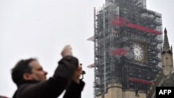  В реставрацията на Биг Бен вземат участие повече от 500 реставратори, инженери, майстори часовникари и служащи. 