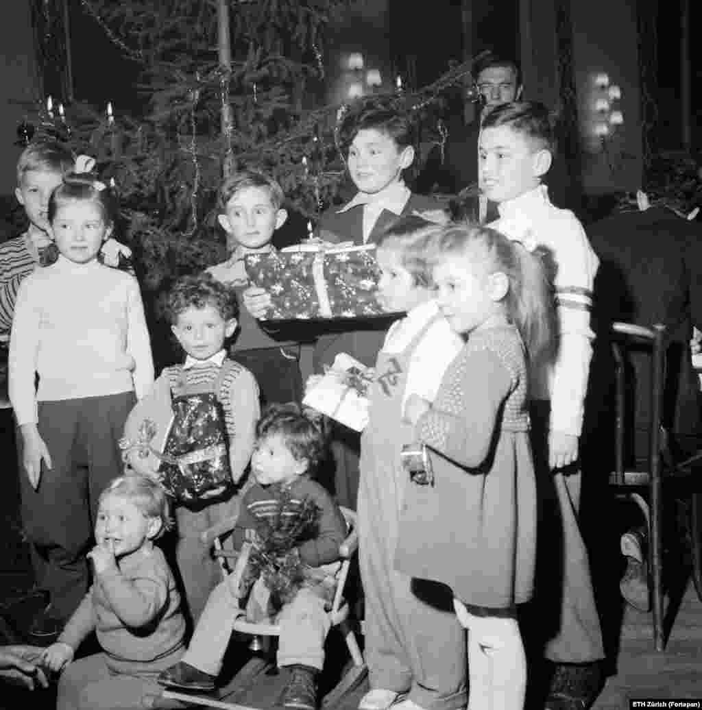 Magyar menekült gyerekek karácsonyoznak a svájci Liestalban 1956-ban&nbsp;