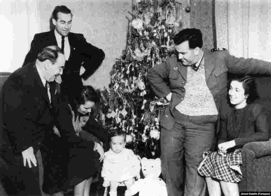 Nagy Imre későbbi miniszterelnök, jobb szélen leánya, Erzsébet, mellette férje, Jánosi Ferenc, középen gyermekük 1948 karácsonyán