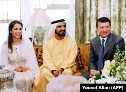 Хайя бинт аль-Хусейн и шейх Мохаммед в день их свадьбы в иорданской столице Аммане. Справа – брат Хайи, король Иордании Абдалла II. 10 апреля 2004 года