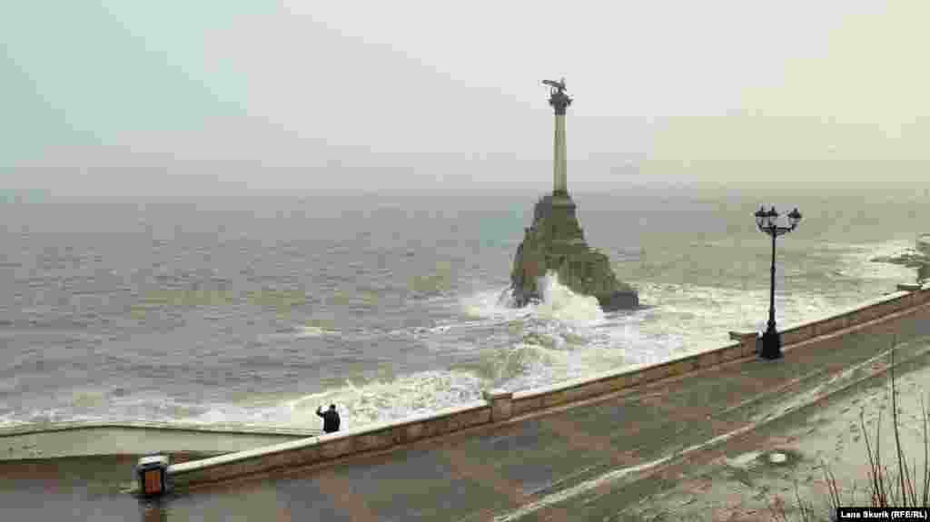 Біля пам&#39;ятника Затопленим кораблям штормить