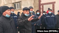 Жалақысын көтеруді талап етіп тұрған жедел жәрдем жүргізушілері. Шымкент, 22 желтоқсан 2021 жыл.