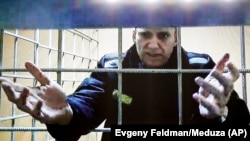 Алексеј Навални гестикулира додека зборува преку видео врска од затвор за време на судска седница во Владимирската област, источно од Москва, на 28 декември 2021 година.