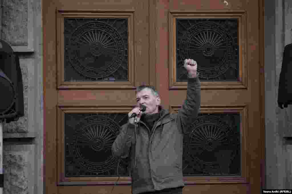 Protest je organizovao pokret Ekološki ustanak, čiji je lider Aleksandar Jovanović Ćuta rekao da predsednik Srbije Aleksandar Vučić ima rok do Božića, 7. januara, da izbriše iz Prostornog plana projekat &quot;Jadar&quot; kompanije Rio Tinto.