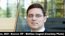 Vicepreședintele PSD Victor Negrescu a declarat înainte de ședința PSD că social-democrații vor rămâne la guvernare atâta timp cât „sunt tratați cu decență și corectitudine”.