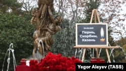 Мемориал в Ленинском саду в память о погибших во время стрельбы на территории кампуса Пермского государственного национального исследовательского университета.