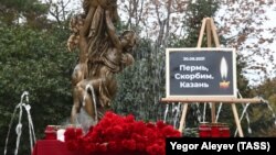 Мемориал в Ленинском саду в память о погибших во время стрельбы на территории кампуса Пермского государственного национального исследовательского университета.