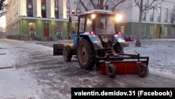 Трактор чистит тротуар в Симферополе, 22 декабря 2021 года