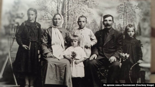 Семья матери Валентины Козловской. Надежда – крайняя справа