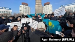 "Демпартия" белсенділері 16 желтоқсандағы митингіде. Алматы. 
