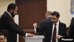 Armenia -Armen Galjian, the leader of the pro-government majority in Yerevan's municipal council, votes for a motion of no confidence in Mayor Hayk Marutian, December 22, 2021.