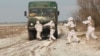 Украинские военные захватывают автомобиль во время учений вблизи аннексированного Крыма, 23 декабря 2021 года