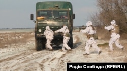 Українські військові захоплюють автомобіль під час навчань поблизу анексованого Криму, 23 грудня 2021 року