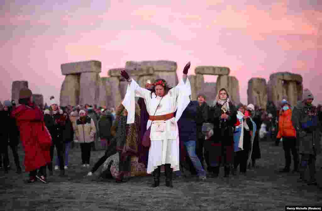 A téli napforduló alkalmából többen a Stonehenge-nél üdvözölték a napfelkeltét december 22-én