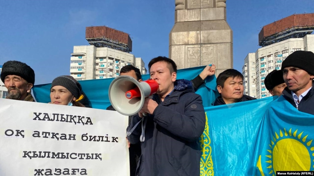 Жанболат Мамай (в центре) выступает на митинге 