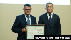 Юлдаш Йосыпов Радий Хәбировтан башкорт тарихы елы уңаеннан мактау кәгазе ала (17 декабрь, 2021 ел)