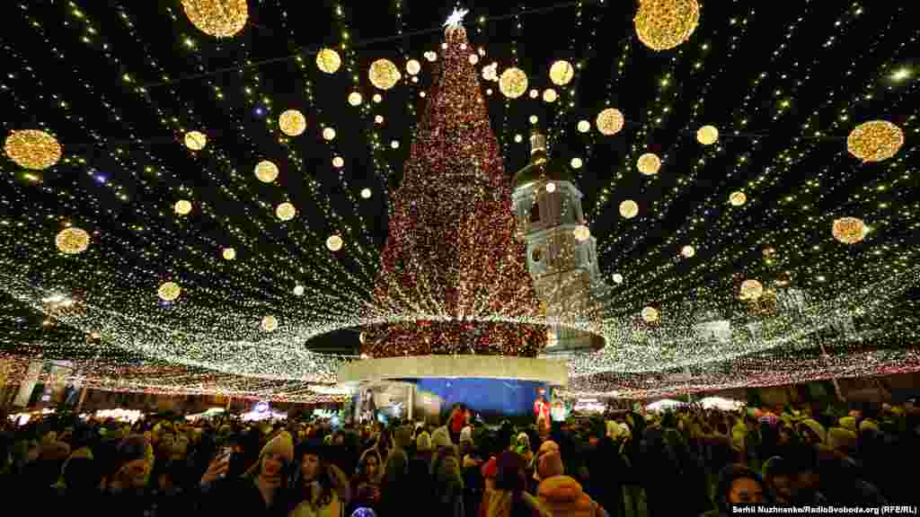 У Києві з 16 грудня&nbsp;працює&nbsp;14 святкових локацій до новорічних свят 2021-2022, повідомляє КМДА