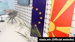 Flamuri i Maqedonisë së Veriut dhe ai i BE-së. Fotografi ilustruese nga arkivi.