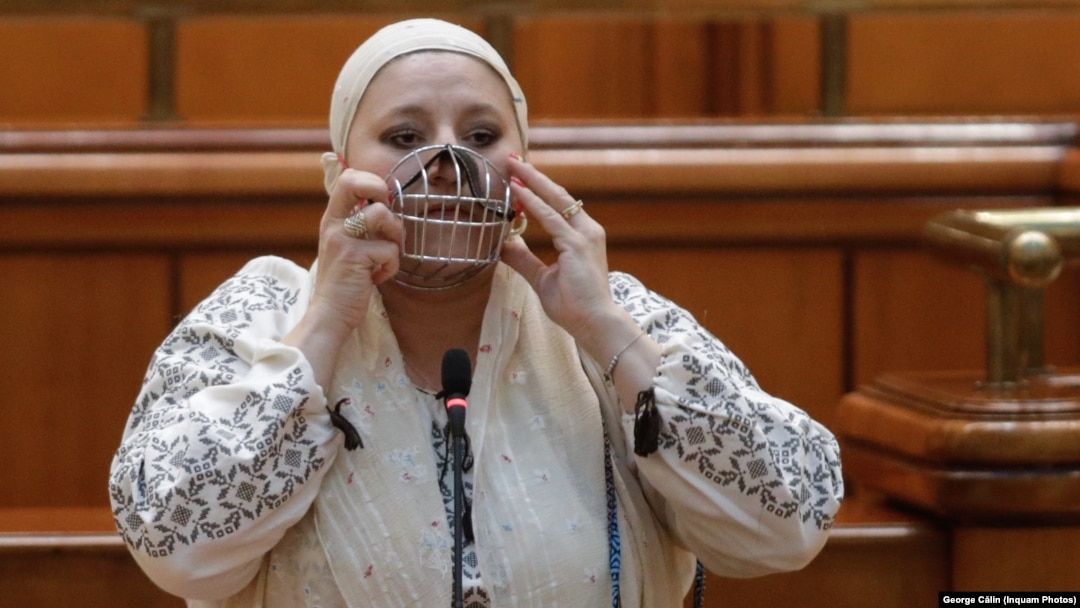 La ședinţa solemnă comună a Senatului şi Camerei Deputaţilor dedicată aniversării a 30 de ani de la adoptarea Constituţiei, senatoarea independentă Diana Șoșoacă a purtat botniță la tribuna Parlamentului. 