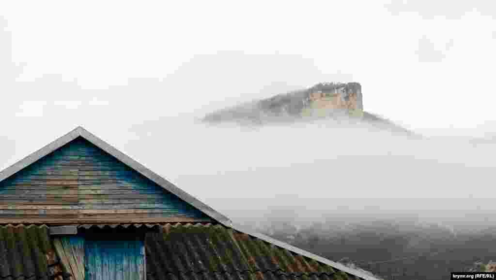 15 декабря. Верхушка горы Утюг выглядывает из туманной пелены