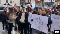 Средношколците од „Ибраим Темо“ на протест, бараат притвор за професорот што натепа ученик. 24.12.2021.