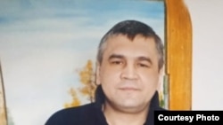 Marszel Amirov szerint a börtönszemélyzet brutálisan bánt vele, mert panaszt mert emelni ellenük és éhségsztrájkba kezdett