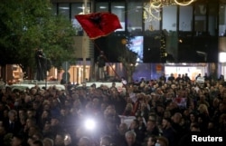 Protesta kundër nismës "Ballkani i Hapur" dhe vizitës së presidentit të Serbisë, Aleksandar Vuçiq. Tiranë, 20 dhjetor 2021.