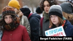 Участники митинга противников закона о декриминализации семейных побоев, Москва, 2017 год