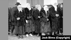 Туркини от България, заснети в Одрин през 1950 г. веднага след експулсирането им в Турция. Еднаквите кожени палта са придобити от тях срещу недвижимо имущество, покъщнина или селскостопански животни.