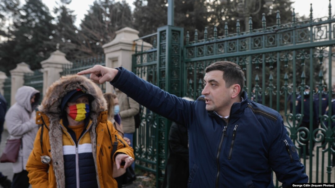 Protestul organizat de AUR ar fi putut degenera după ce mai mulți simpatizanți au dărămat ușa de intrare în curtea Senatului și au încercat să forțeze intrarea în instituție. Jandarmii spun că nu au intervenit pentru a evita incidentele violente. 
