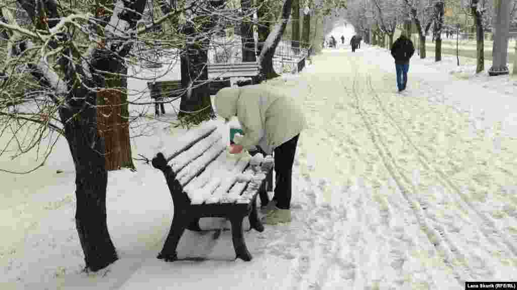 На проспекте Победы девушка лепит маленького снеговика&nbsp;