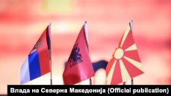 Flamujt e tri vendeve të rajonit, Maqedonia e Veriut, Shqipëria dhe Serbia, nënshkruese të marrëveshjes për lëvizjen e lirë të punëtorëve.