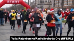 У забігу взяли участь дорослі й діти, одягнені в костюми казкових персонажів