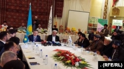 بخیت سلطان‌اوف، وزیر تجارت و همگرایی قزاقستان و نورالدین عزیزی، وزیر صنعت و تجارت حکومت طالبان 