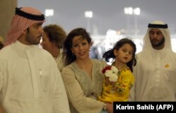 Принцесса Хайя с дочерью Джалилей на лошадиных скачках в Дубае в марте 2011 года