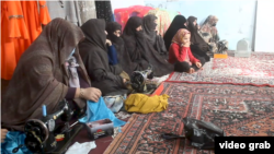 Egy Farah tartománybeli varroda olyan nők számára kínál képzést, akik a tálibok alatt nemigen tudnak mást csinálni