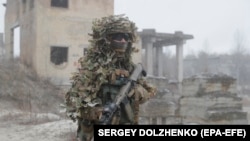 Әскери жаттығуға қатысып жатқан украин солдаты