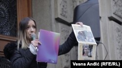 Novinarka iz Šapca Isidora Kovačević na protestu ispred zgrade Vlade Srbije, 18. decembar 2021.