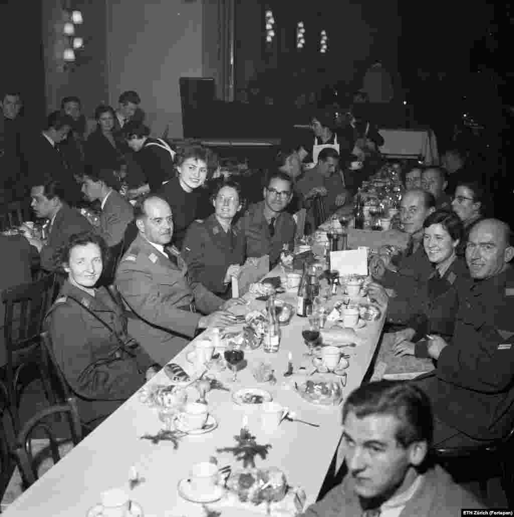 Menekülttábor &ndash; a magyarok karácsonyi ünnepsége a svájci Liestalban 1956-ban