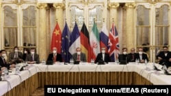 Pamje gjatë negociatave të zhvilluara në Vjenë me qëllim të ringjalljes së marrëveshjes bërthamore.