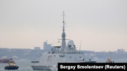  Фрегат ВМС Франции "Овернь" направляется буксирами по прибытии в черноморский порт Одесса, 24 декабря 2021 г.
